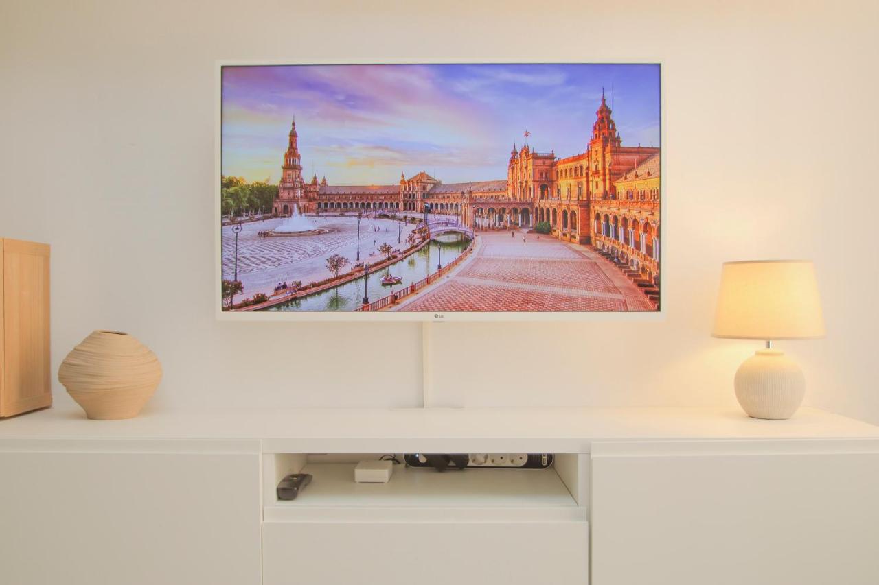 Modern Apt - Luxe Queen Bed - Walk To Isla Magica セビリア エクステリア 写真