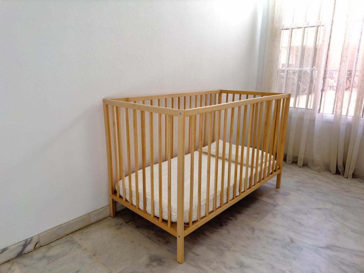 Modern Apt - Luxe Queen Bed - Walk To Isla Magica セビリア エクステリア 写真